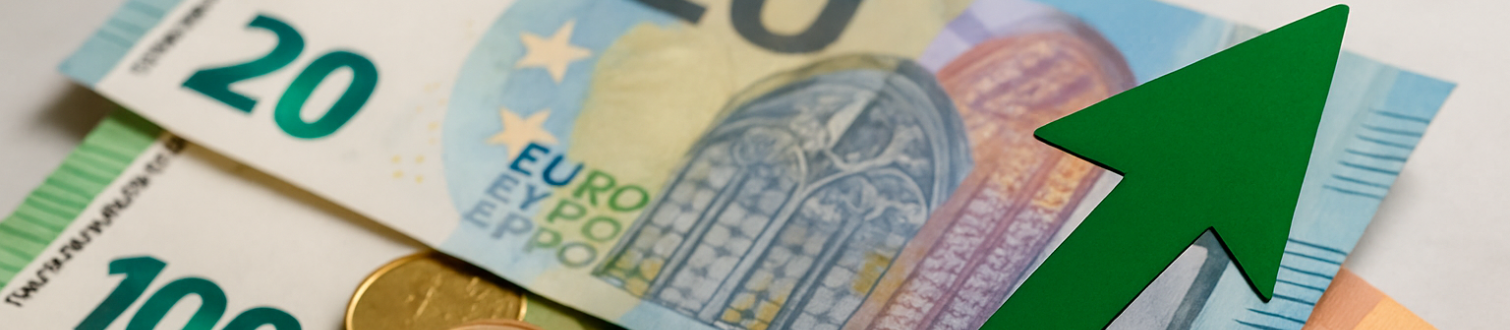 Cómo ganar más con mi alquiler vacacional – Imagen de crecimiento de ingresos Billetes de euro con una flecha ascendente que simboliza cómo ganar más con mi alquiler vacacional