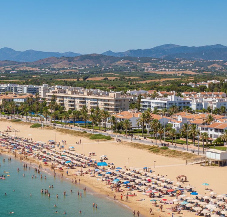 Playa de la Safor representando el alquiler vacacional en una zona de alta estacionalidad turística.